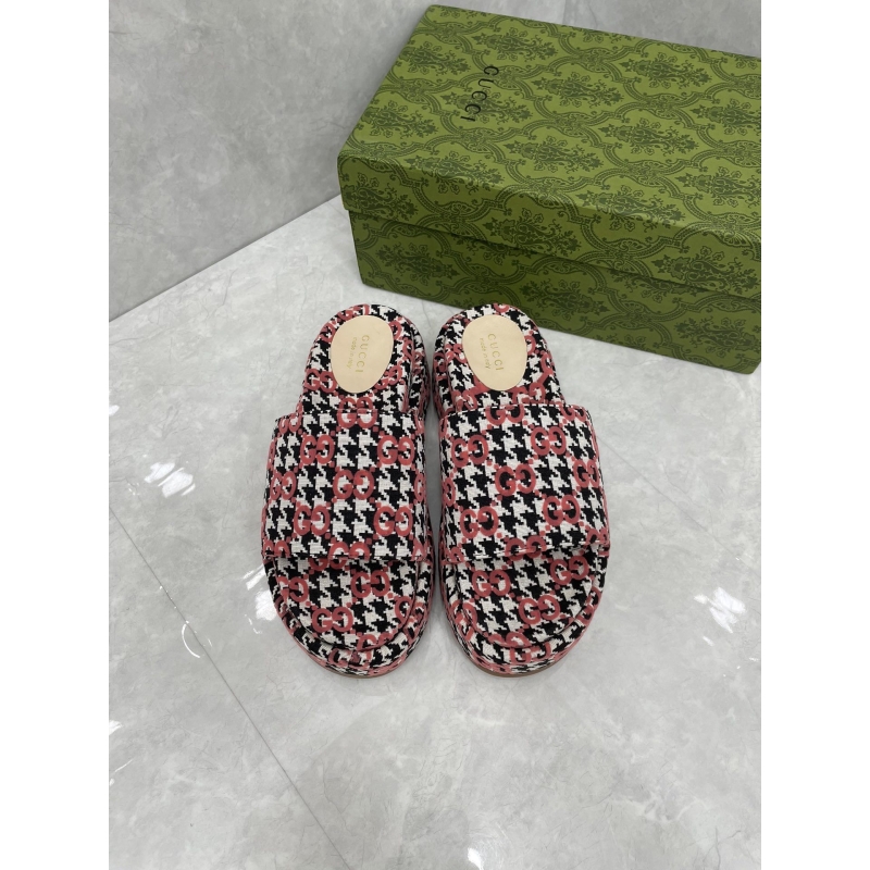 G*u*i slippers